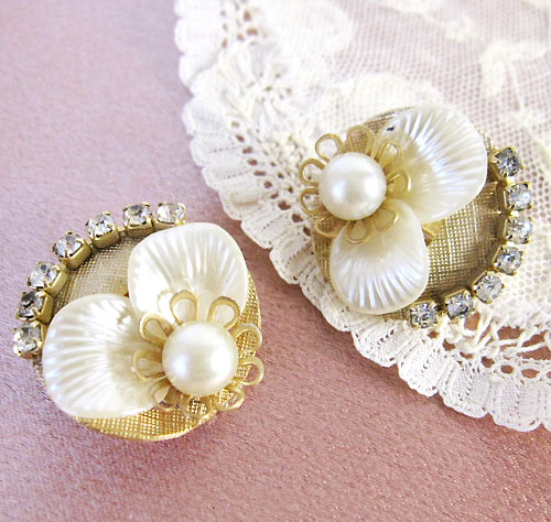 （画像用） パール の花びらイヤリング