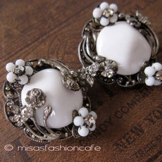 （画像用） Robert刻印イヤリング ミルクガラス・フラワー