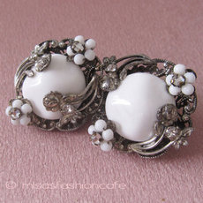 （画像用） Robert刻印イヤリング ミルクガラス・フラワー