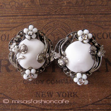 （画像用） Robert刻印イヤリング ミルクガラス・フラワー