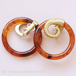 （画像用） クラウンTrifariイヤリング ラム羊・べっ甲柄フープ