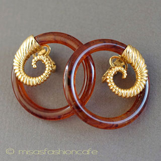 （画像用） クラウンTrifariイヤリング ラム羊・べっ甲柄フープ