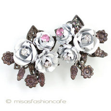 （画像用） Robert刻印　イヤリング 白いローズ　ブーケ