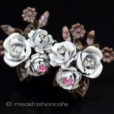 （画像用） Robert刻印　イヤリング 白いローズ　ブーケ