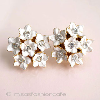 （画像用） ＳＡＮＤＯＲ　イヤリング 白いフラワーブーケ