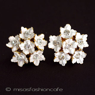 （画像用） ＳＡＮＤＯＲ　イヤリング 白いフラワーブーケ