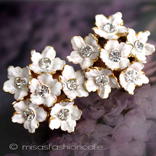 （画像用） ＳＡＮＤＯＲ　イヤリング 白いフラワーブーケ