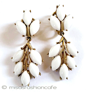 （画像用） Trifari　 トリファリ 白葉ドロップイヤリング