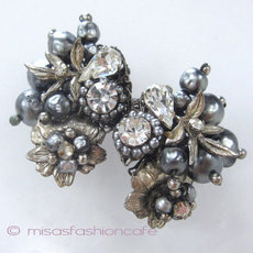 （画像用） Robert刻印イヤリング バロックパール・フラワー