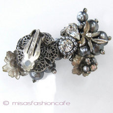 （画像用） Robert刻印イヤリング バロックパール・フラワー