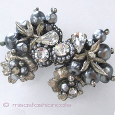 （画像用） Robert刻印イヤリング バロックパール・フラワー