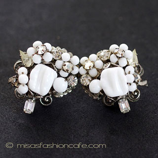 （画像用） Robert刻印イヤリング ミルクガラスのお花