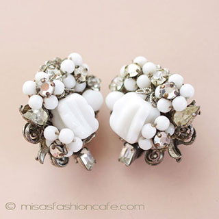 （画像用） Robert刻印イヤリング ミルクガラスのお花