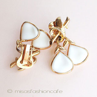 （画像用） Trifari　 トリファリ ガラスお花　イヤリング