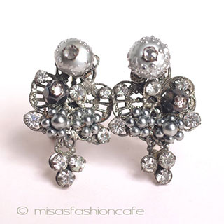 （画像用） Robert刻印イヤリング グレーパールの花