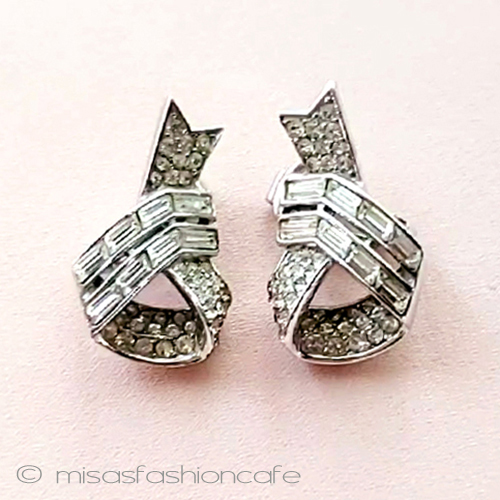 （画像用） トリファリ　イヤリング クリスタルのリボン