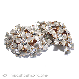 （画像用） ＳＡＮＤＯＲ　イヤリング グレーの花ブーケ