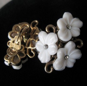 （画像用） クラウントリファリ ガラスのお花イヤリング