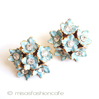 （画像用） ＳＡＮＤＯＲ　イヤリング ブルーのお花ブーケ