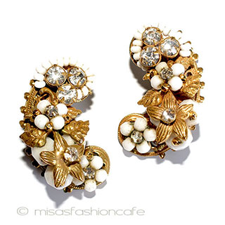 （画像用） Ｒｏｂｅｒｔ　イヤリング ミルクガラスのお花