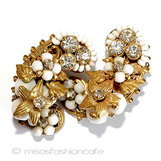 （画像用） Ｒｏｂｅｒｔ　イヤリング ミルクガラスのお花