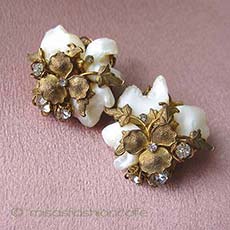 （画像用） DeMario NY イヤリング マザーオブパール・すみれ