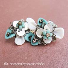 （画像用） Robert　花イヤリング グリーン・ミルクガラス