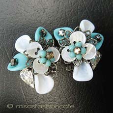 （画像用） Robert　花イヤリング グリーン・ミルクガラス