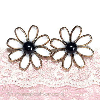 （画像用） Ｔｒｉｆａｒｉ　 トリファリ ガラスお花イヤリング