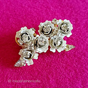 （画像用） ヴィンテージイヤリング Robert　白バラの花