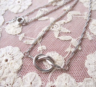 （画像用） クラウン トリファリ Loveノット ネックレス