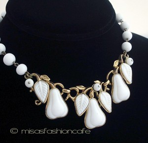 （画像用） Trifari　トリファリ ミルクガラス洋梨ネックレス