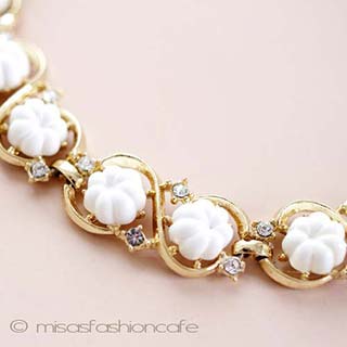 （画像用） Ｔｒｉｆａｒｉ　 トリファリ 白いお花　ネックレス