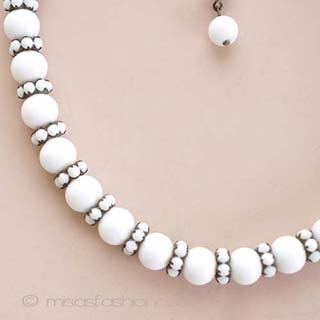 （画像用） ミルクガラス　ネックレス