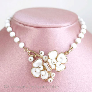 （画像用） Ｔｒｉｆａｒｉ　 トリファリ ガラスのお花ネックレス