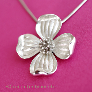 （画像用） Trifari　 トリファリ ハナミズキ花ネックレス