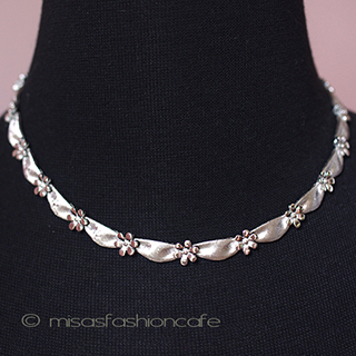 （画像用） Ｔｒｉｆａｒｉ　 トリファリ 花りぼんネックレス