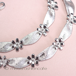 （画像用） Ｔｒｉｆａｒｉ　 トリファリ 花りぼんネックレス