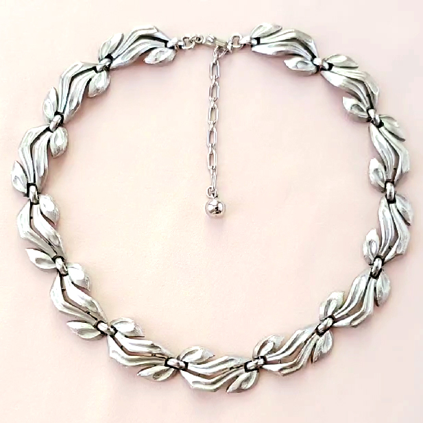 （画像用） ヴィンテージネックレス トリファリ　銀のリボン