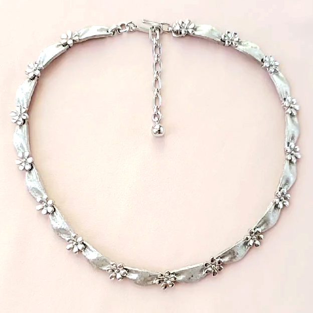 （画像用） ヴィンテージネックレス トリファリ　お花リボン