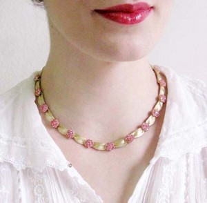 （画像用） Trifarトリファリ 　ピンクフラワー・ネックレス