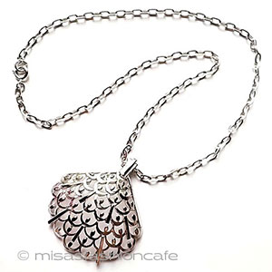 （画像用） Trifari　 トリファリ ロング貝ネックレス