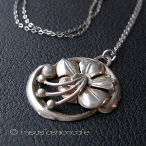 （画像用） Sterling 銀製 Lang刻印　 ユリの花ネックレス