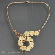 （画像用） クラウンTrifari お花ネックレス