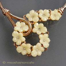 （画像用） クラウンTrifari お花ネックレス