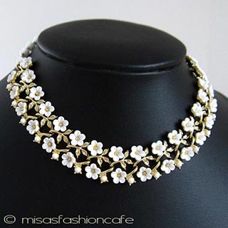 （画像用） 白い小花 ネックレス