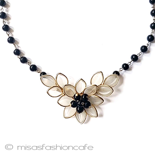 （画像用） ヴィンテージアクセサリー ガラスのお花ネックレス