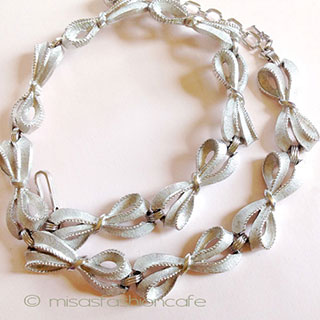 （画像用） Ｔｒｉｆａｒｉ　 トリファリ 銀のリボン・ネックレス