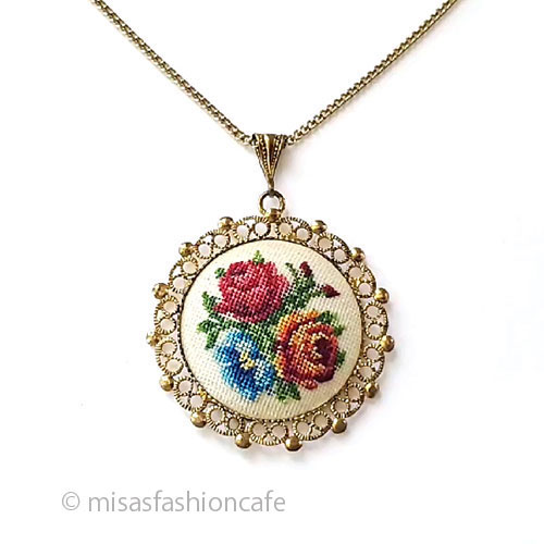 （画像用） ヴィンテージジュエリー 薔薇の花プチポアン刺繍
