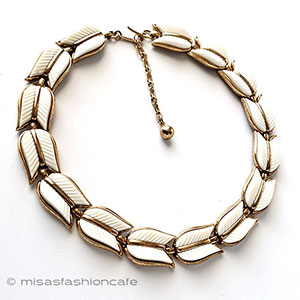 （画像用） Trifari　 トリファリ 白い羽ネックレス